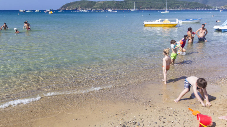 Foto: Lido di Capoliveri: giovani famiglie e nonni