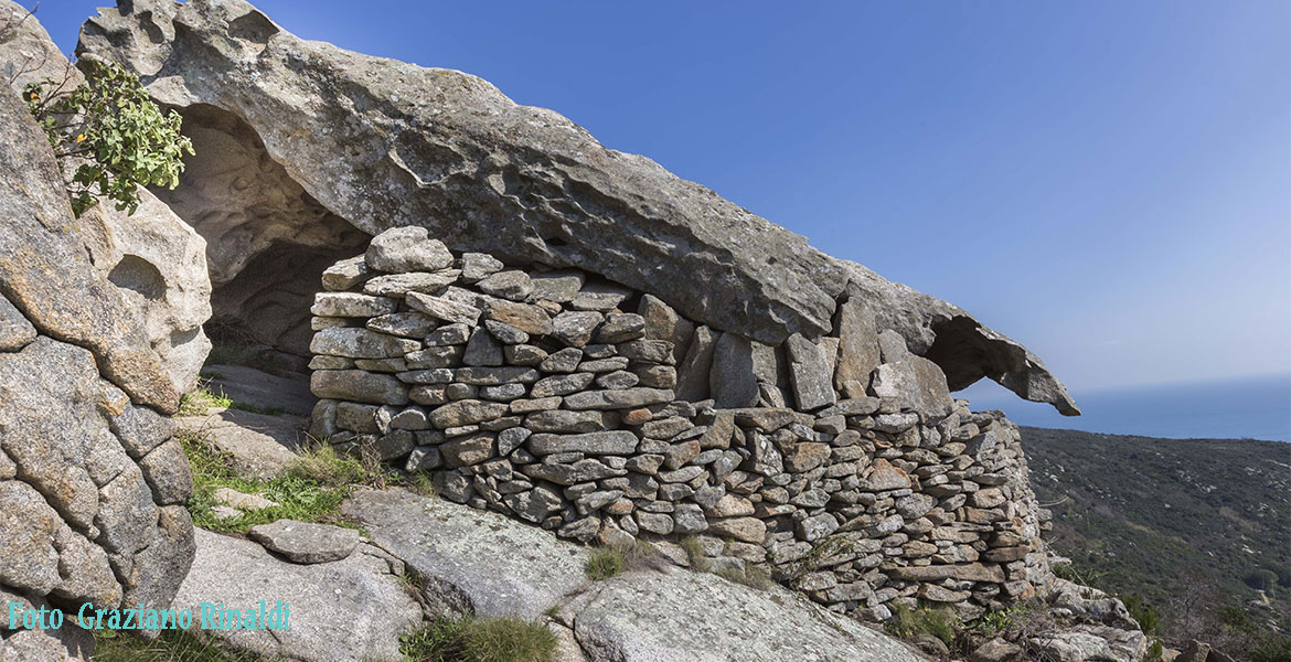 riparo granito antiche cave San Piero Elba