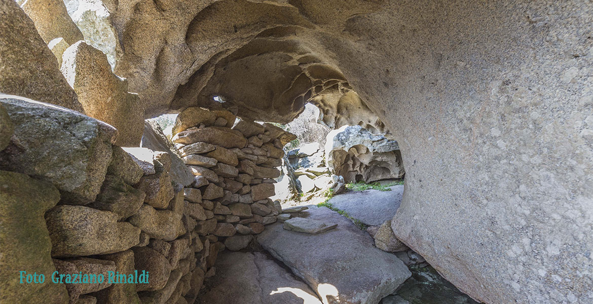 interno riparo granito antiche cave San Piero Elba