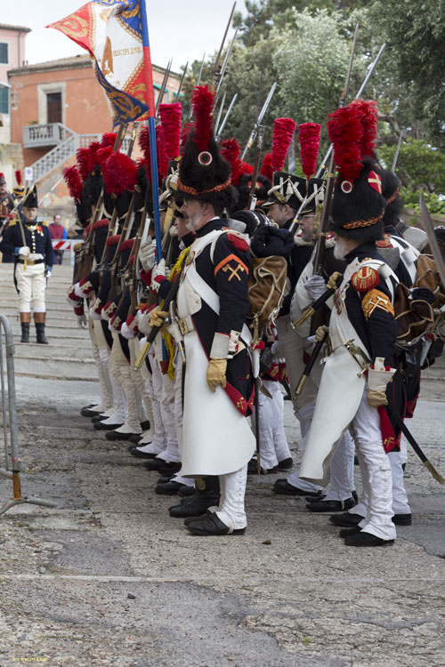 Napoleone all'Elba_duecentesimo anniversario dell'esilio_soldati sull'attenti alla palazzina Mulini