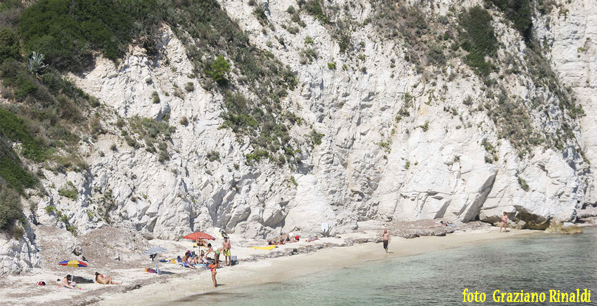 Isola d'Elba_Spiagge_Padulella_scogliera in lontananza con bagnante