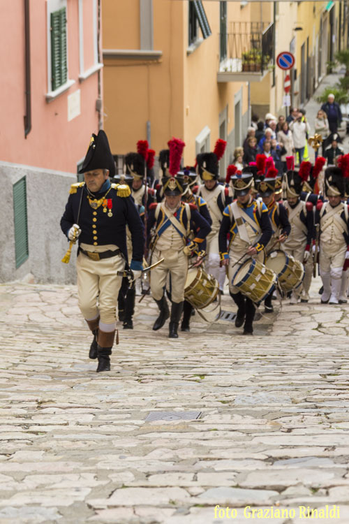 Napoleone all'Elba_duecentesimo anniversario dell'esilio_soldati che salgono salita sacro cuore