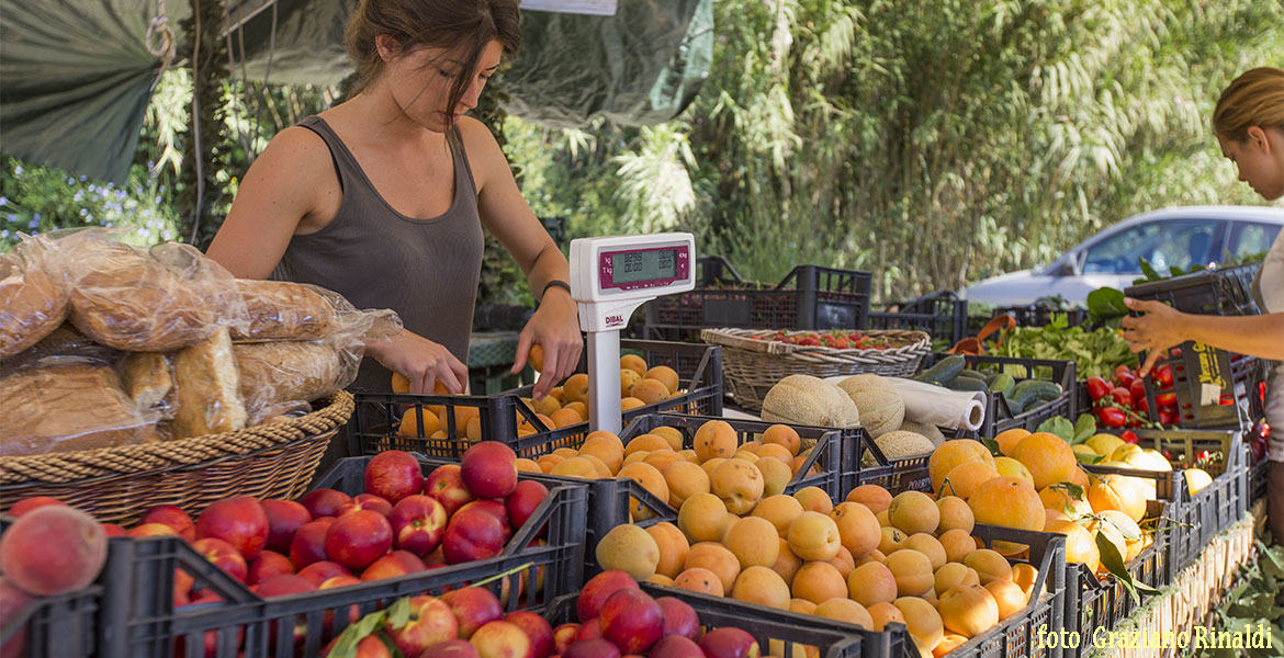 Isola d'Elba_Frutta e verdura locale_il banco di Anna sulla provinciale per Porto Azzurro