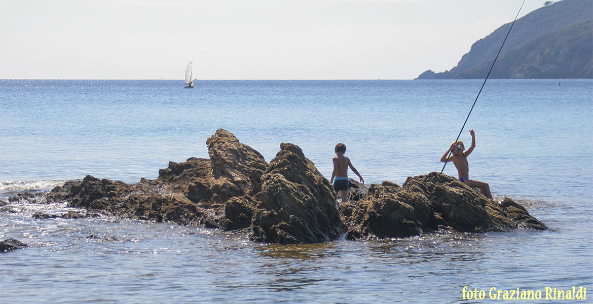 Spiagge dell'isola d'Elba_Norsi_bambini che giocano sullo scoglio vicino riva