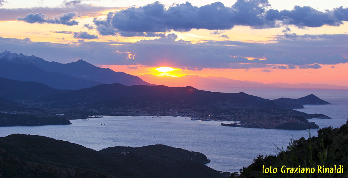 isola d'Elba_informazioni di base_tramonto sul golfo di portoferraio