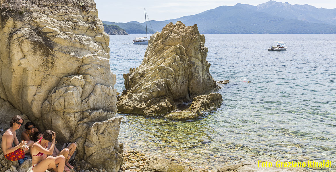 ragazzi all'ombra scoglio