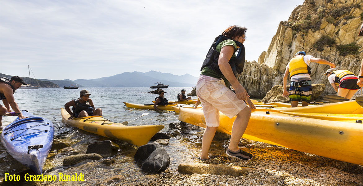 sbarco di canoisti sulla spiaggia