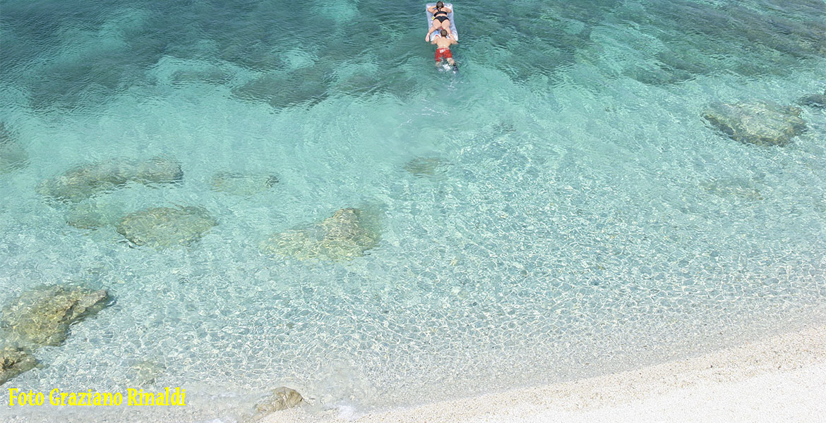 Spiagge Isola d'Elba_Spiaggia di Sansone_bagnanti con materassino in mare