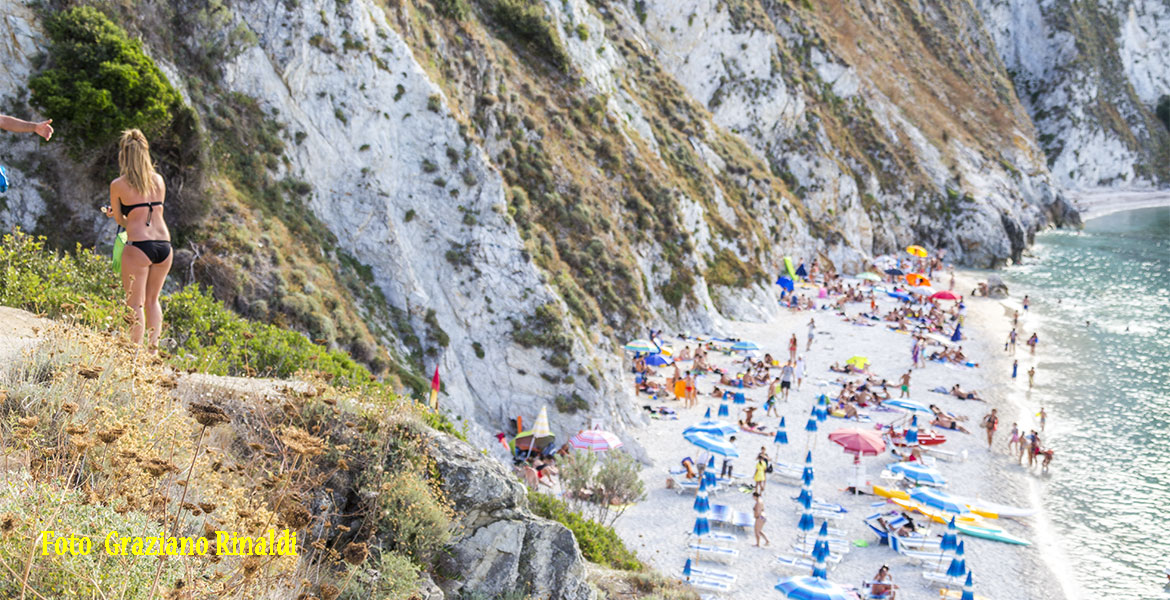 Spiagge Isola d'Elba_Spiaggia di Sansone_giovane donna sulla sommità del sentiero per la spiaggia