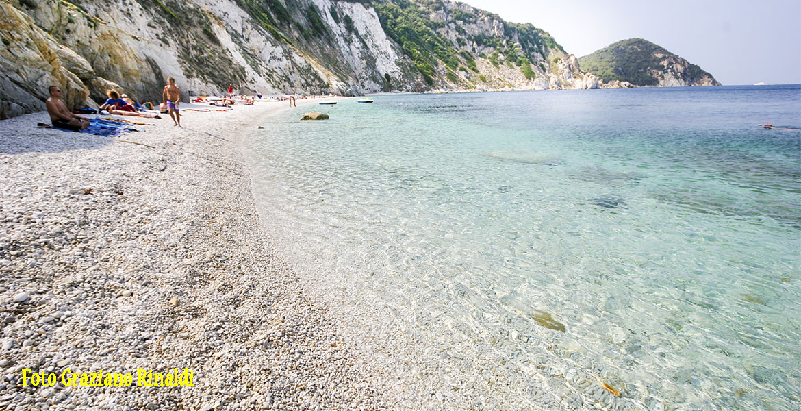 Spiagge Isola d'Elba_Spiaggia di Sansone_panoramica della spiaggia e delle scogliere