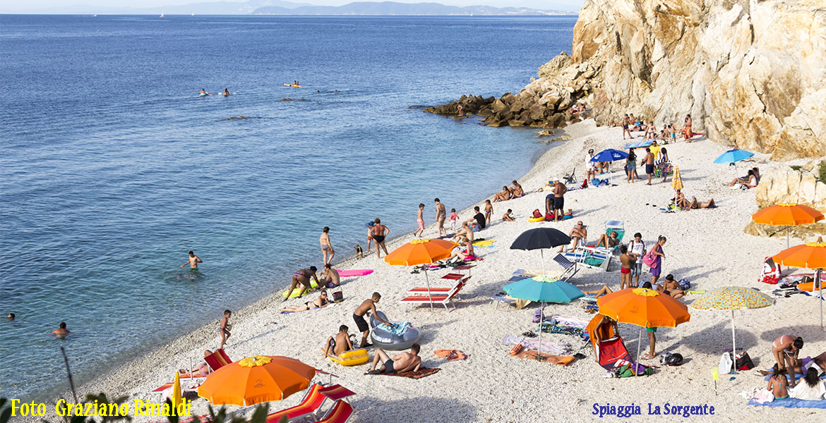 Spiagge Isola d'Elba_Spiaggia di Sansone_spiaggia della Sorgente vista da occidente con bagnanti e ombrelloni