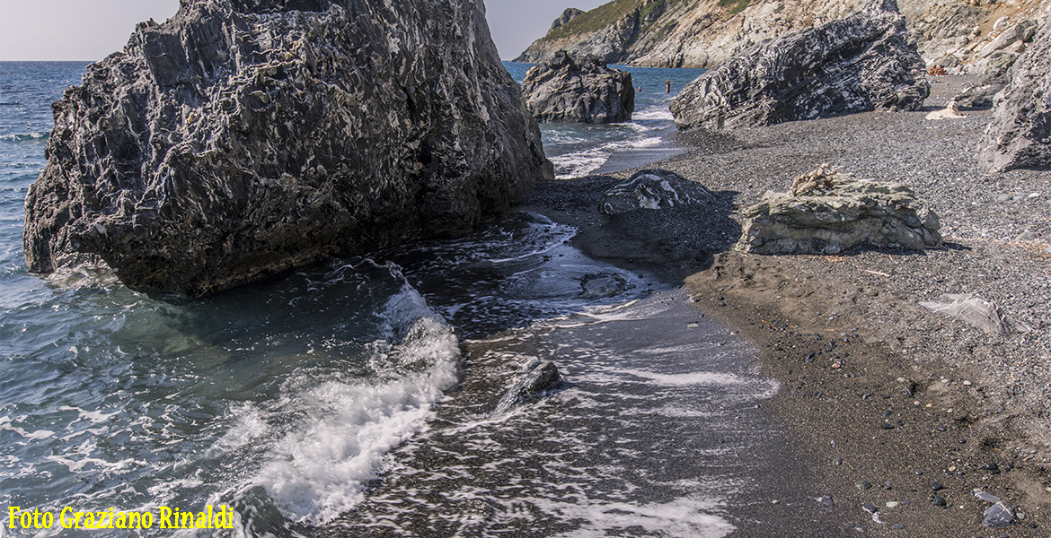 rocce sulla spiaggia Le Tombe vicino alla spiaggia di Fetovaia