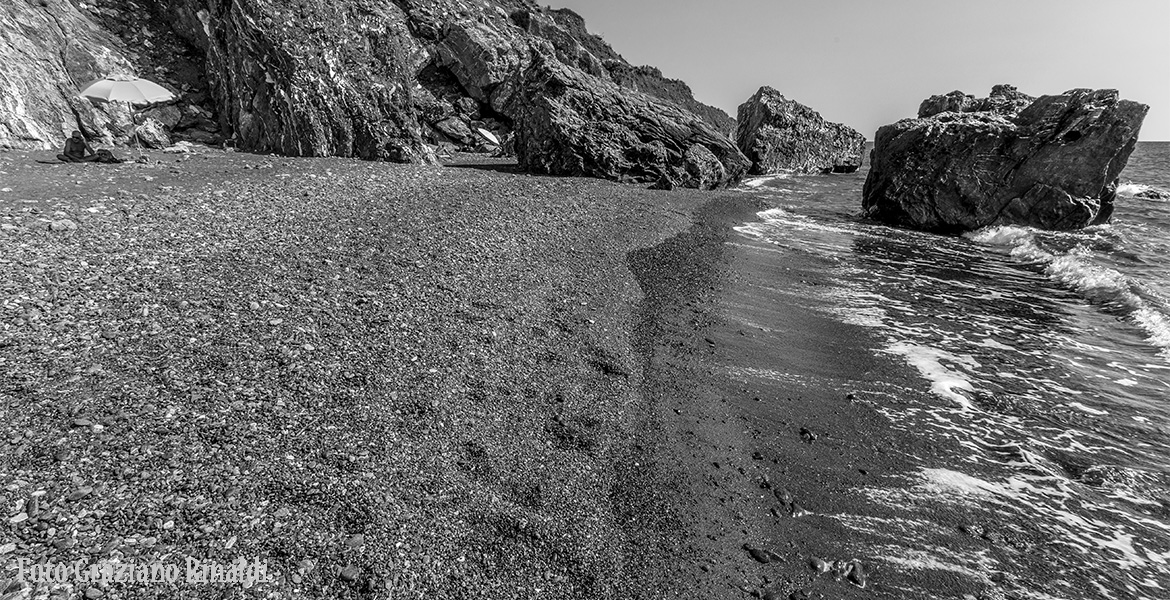 ghiaia nera spiaggia le Tombe Marina di Campo