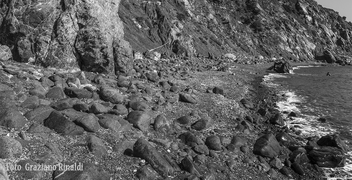 massi spiaggia vicino Pomonte all'isola d'Elba