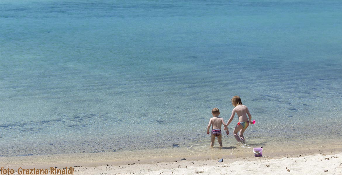 due bambini spiaggia Marina di campo
