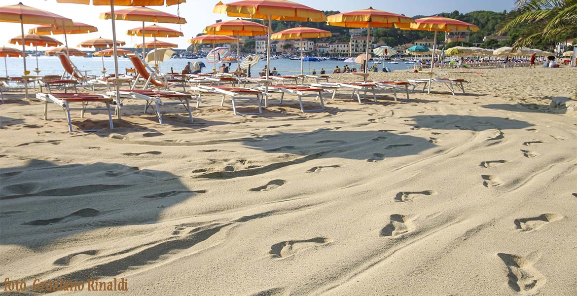 impronte umane su spiaggia Marina di campo