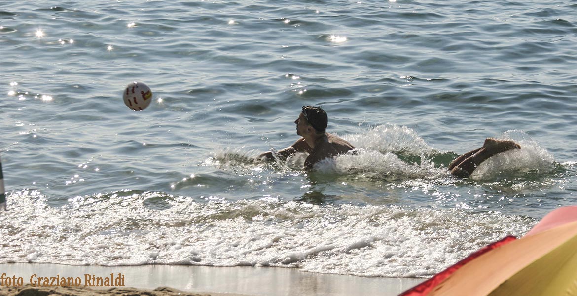 tuffi in mare a Marina di campo