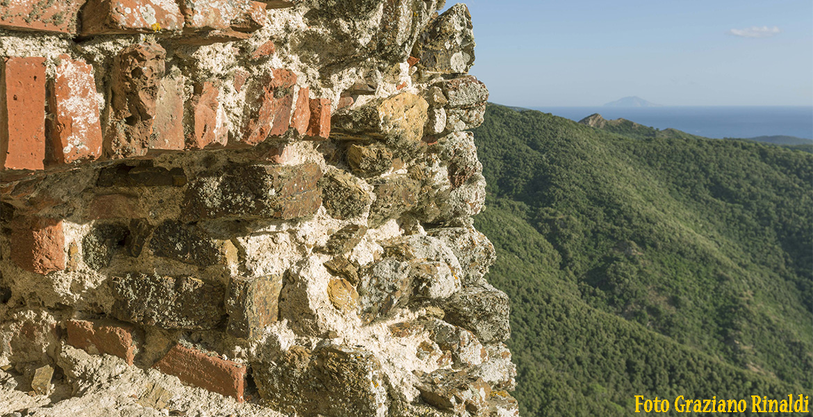 bocca di lupo nelle mura del Volterraio