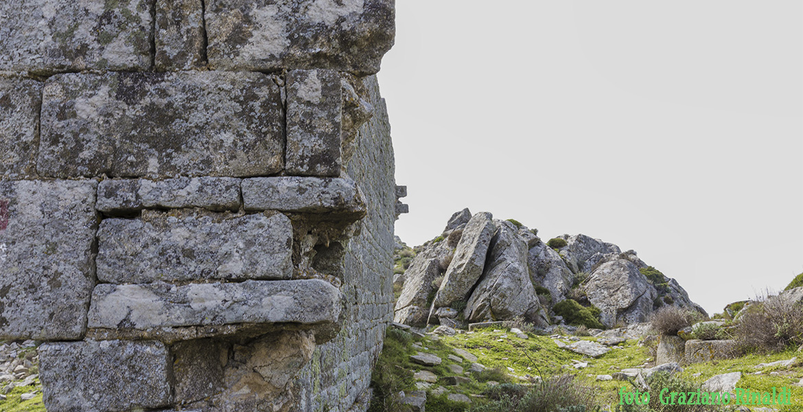 archeologia isola d'Elba_San Bartolomeo_il muro della chiesa