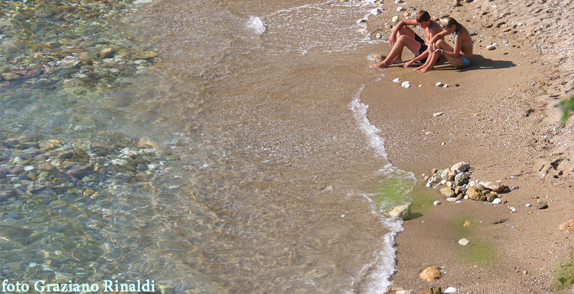 bambini suduti spiaggia Peducelli capoliveri