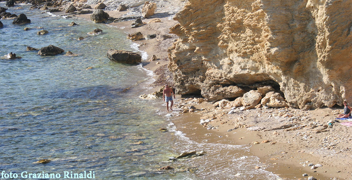 uomo che cammina spiaggia Capoliveri Peducelli