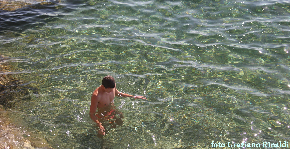 ragazzo stupito in acqua