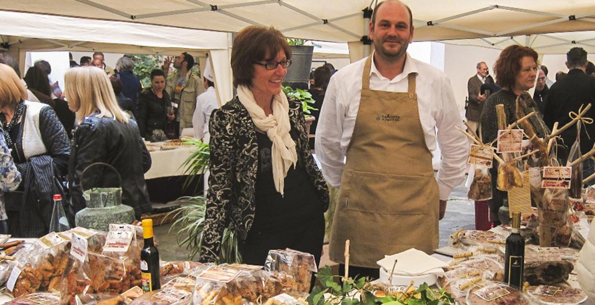 i proprietari ad uno stand della regione toscana