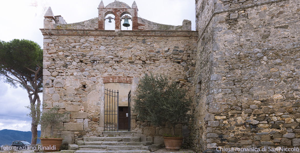 esterni chiesa san Niccolo san piero Elba