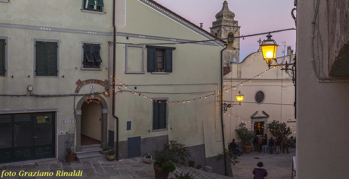 scalinate verso la chiesa di san piero all'isola d'elba