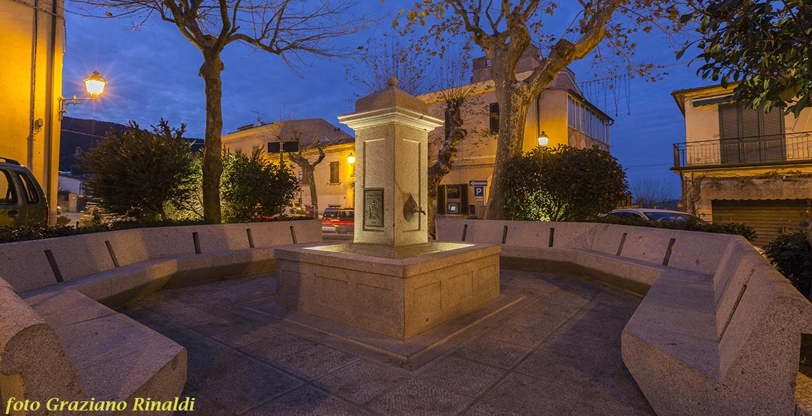 piazza san piero con fontana di sera