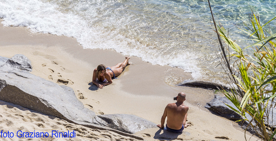 spiaggia di Cavoli coppia sul bagnasciuga