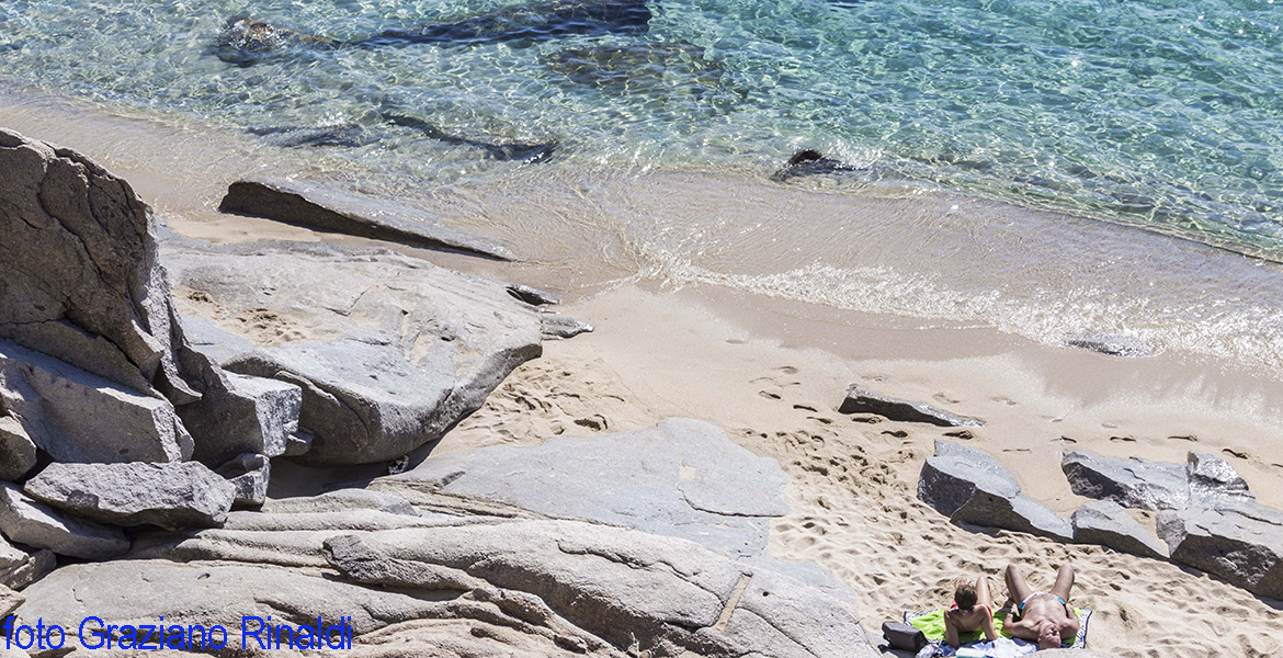 spiaggia di Cavoli tra gli scogli