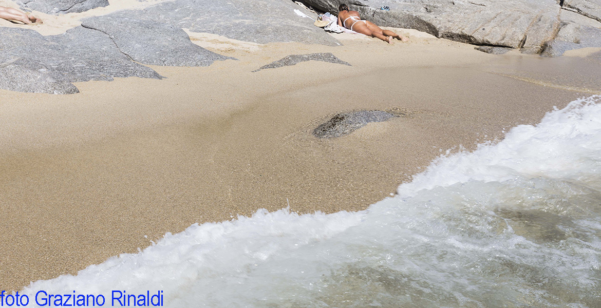 spiaggia di Cavoli donna sul bagnasciuga