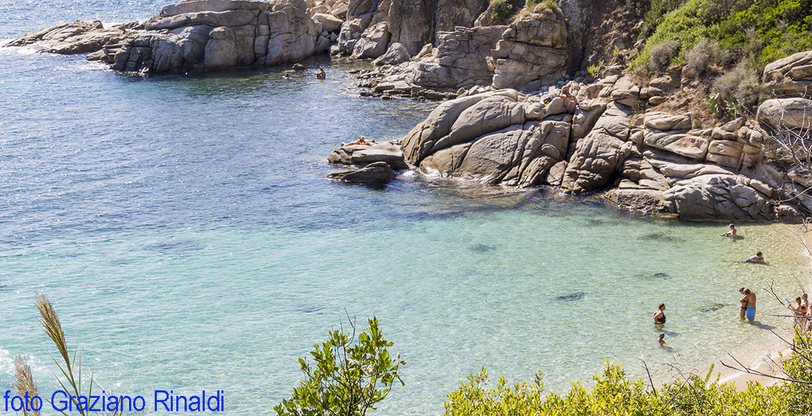 spiaggia di Cavoli bagno tra gli scogli