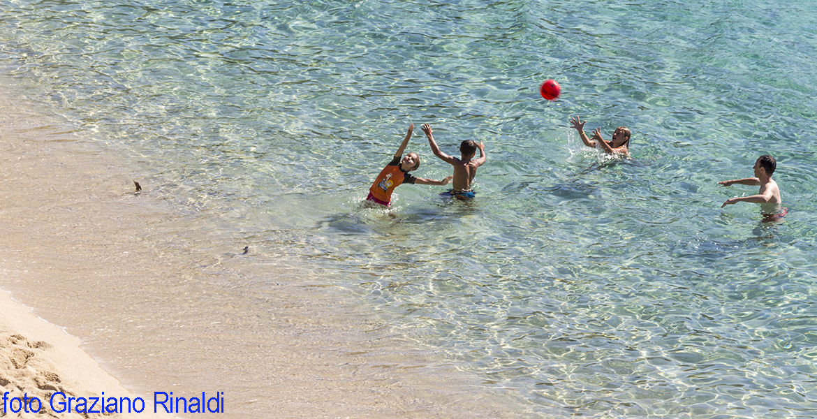 spiaggia di Cavoli bambini che giocano a palla