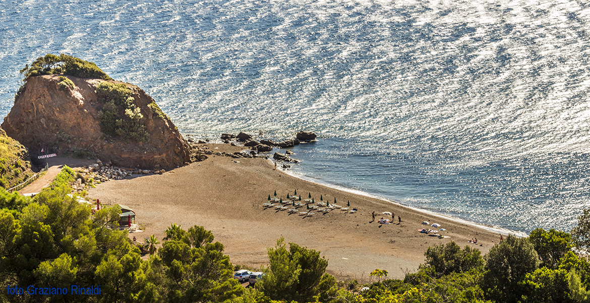 Rio marina isola d'elba spiaggia di cala seregola dall'alto