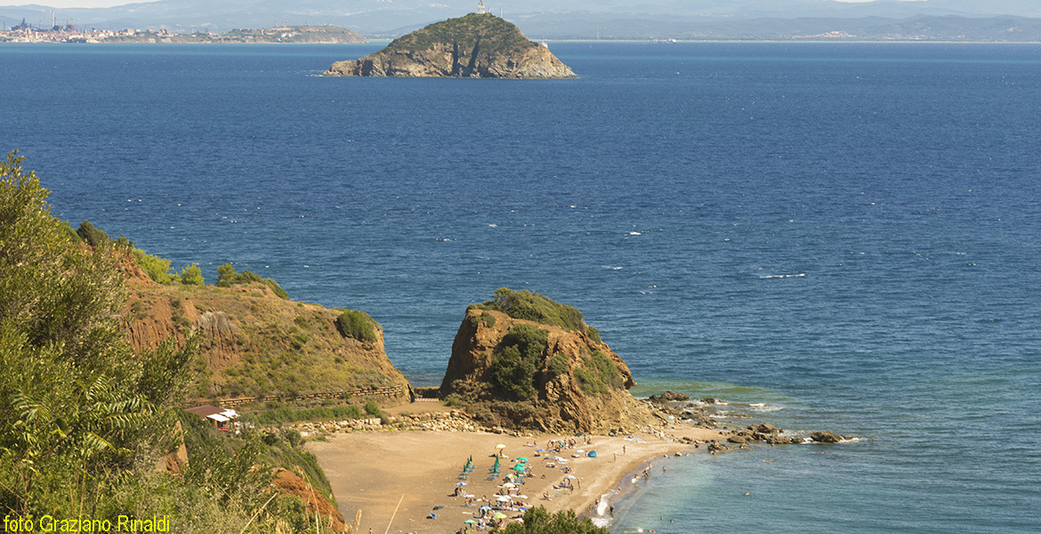 spiaggia cala seregola con vista scoglietto topinetti