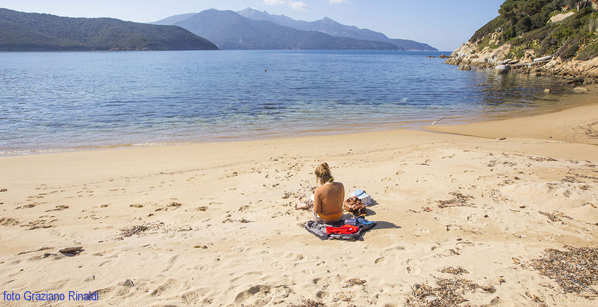 lettrice su spiaggia di Forno Elba