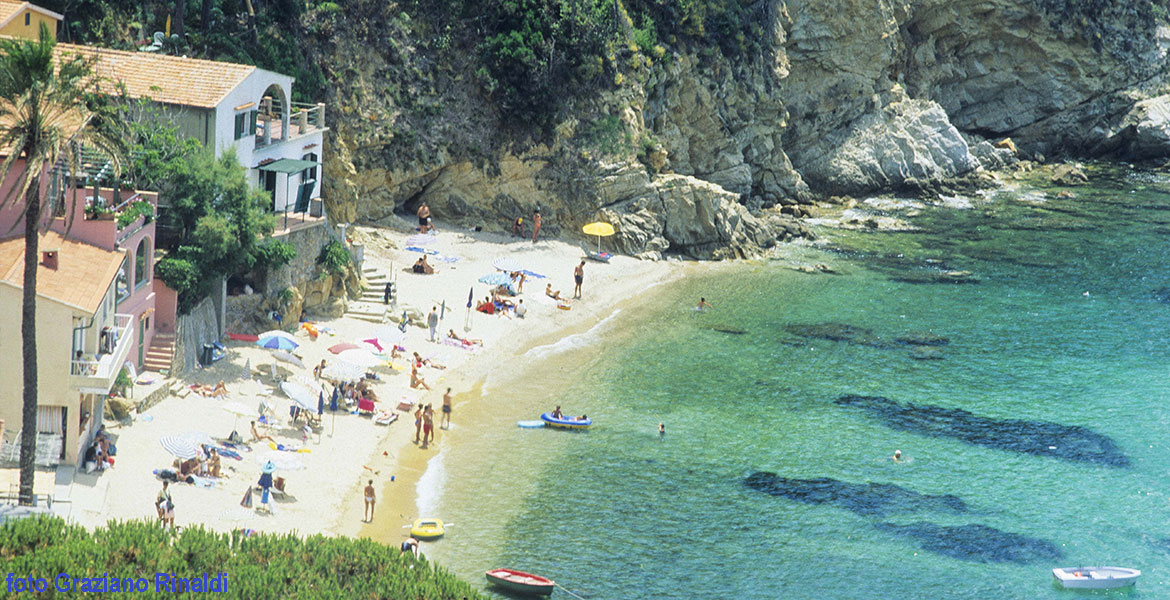 spiaggia di forno vista dall'alto