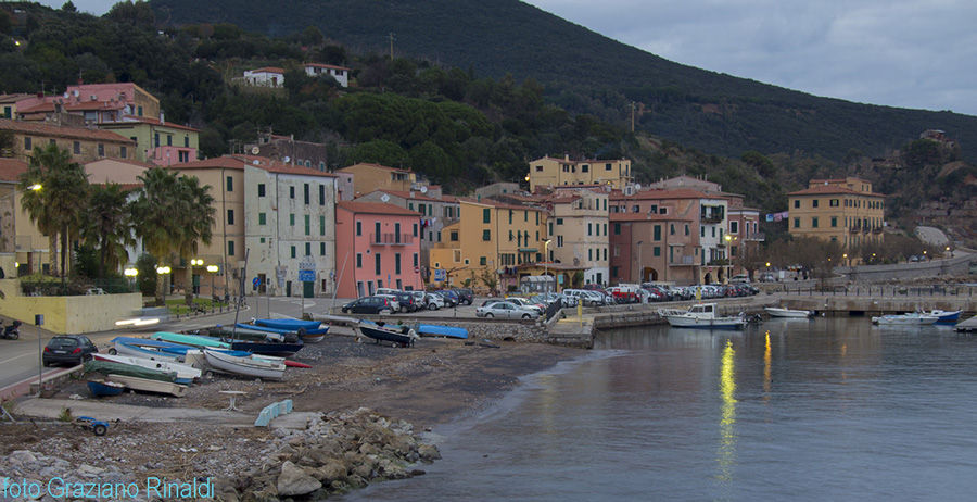 spiaggia rio marina al tramonto