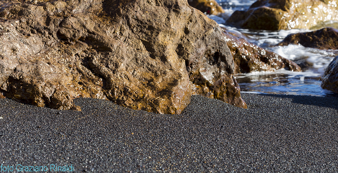 rio marina roccia nera su spiaggia nera