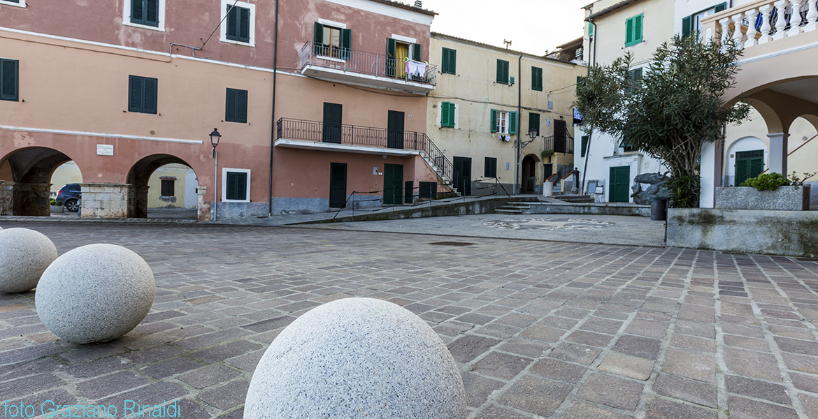 piazza con portici nel paese di rio marina