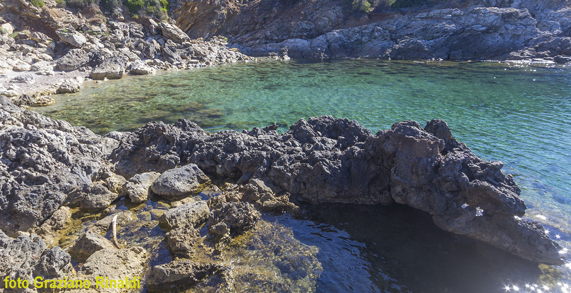 scoglio del coccodrillo nella prima spiaggia