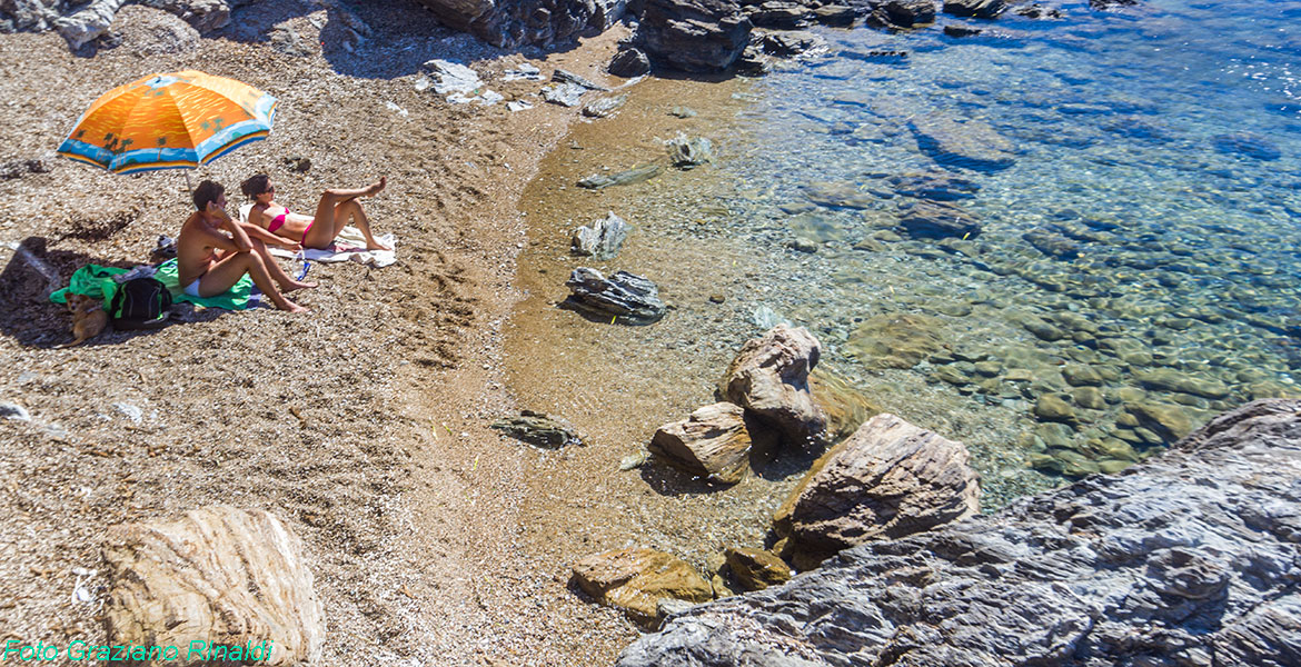 Spiagge isola d'Elba_Felciaio__Capoliveri_ relax coppia sotto ombrellone