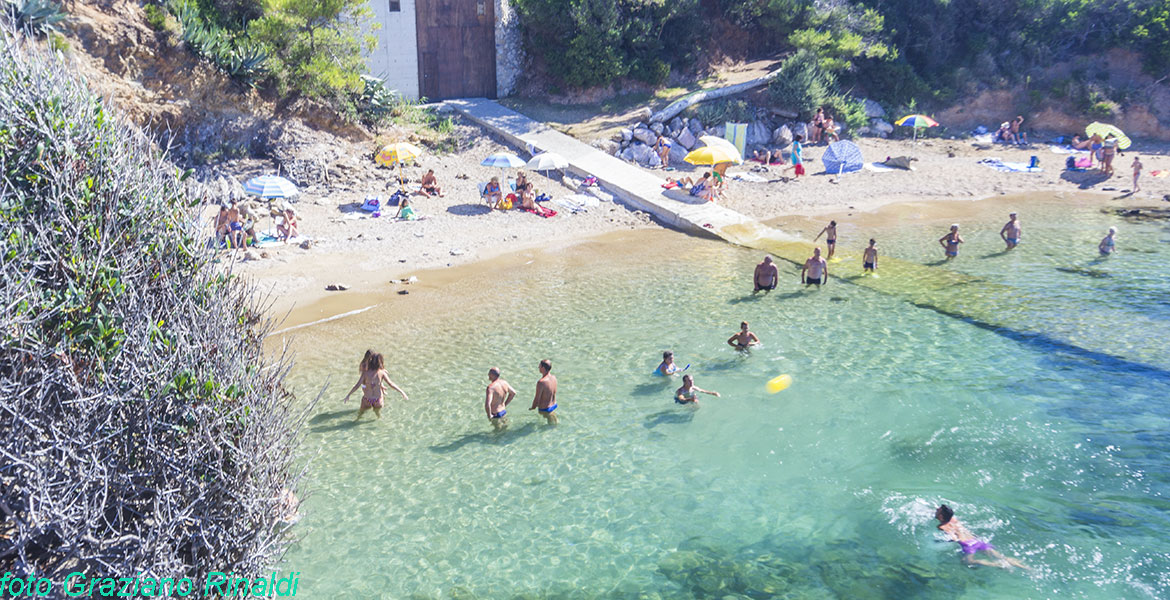 Spiagge isola d'Elba_Felciaio__Capoliveri_ il riparo per piccole imbarcazioni