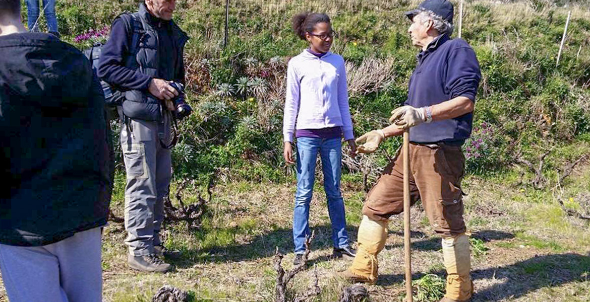 isola d'Elba vini doc_ragazza di colore con zappatore