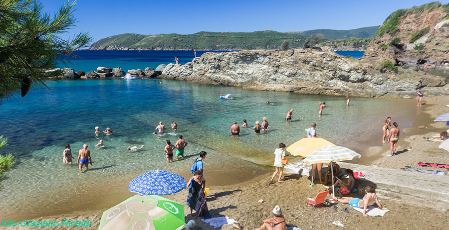 spiaggia Felciaio isola d'Elba zona del molo con garage