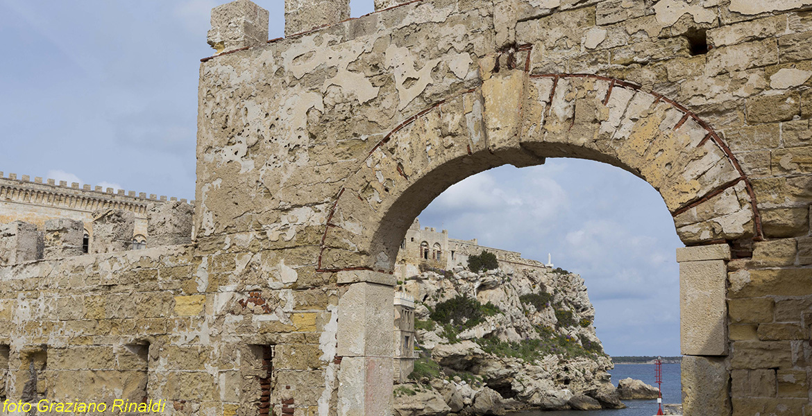 Isola di Pianosa_Parco Nazionale Arcipelago Toscano_arco entrata porticciolo