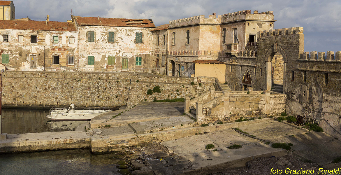 Isola di Pianosa_Parco Nazionale Arcipelago Toscano_porticciolo e degrado delle abitazioni