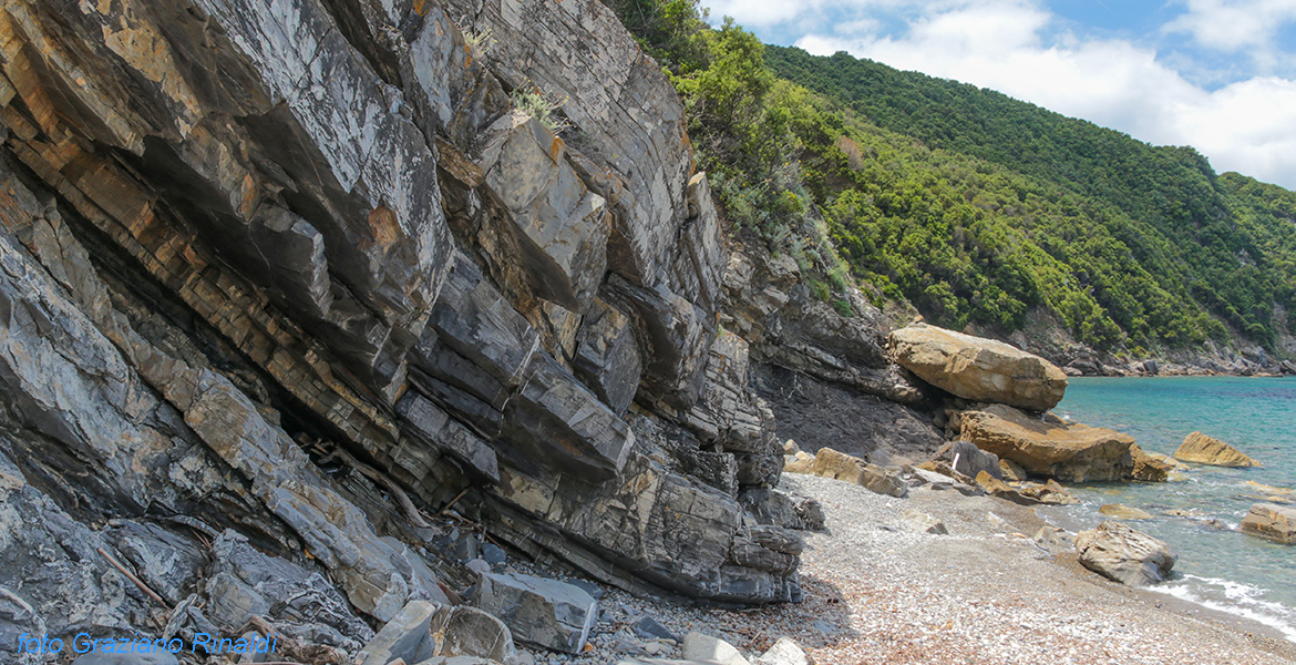 strati geologici sulla spiaggia